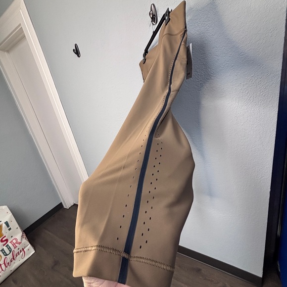 NWT Athleta Interval Stash Tipped Lasercut 7/8 leggings w/Pockets in Clay/Navy - Picture 8 of 12